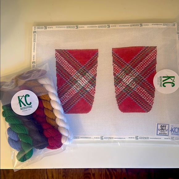 Needlepoint canvas with threads - Picture 1 of 2